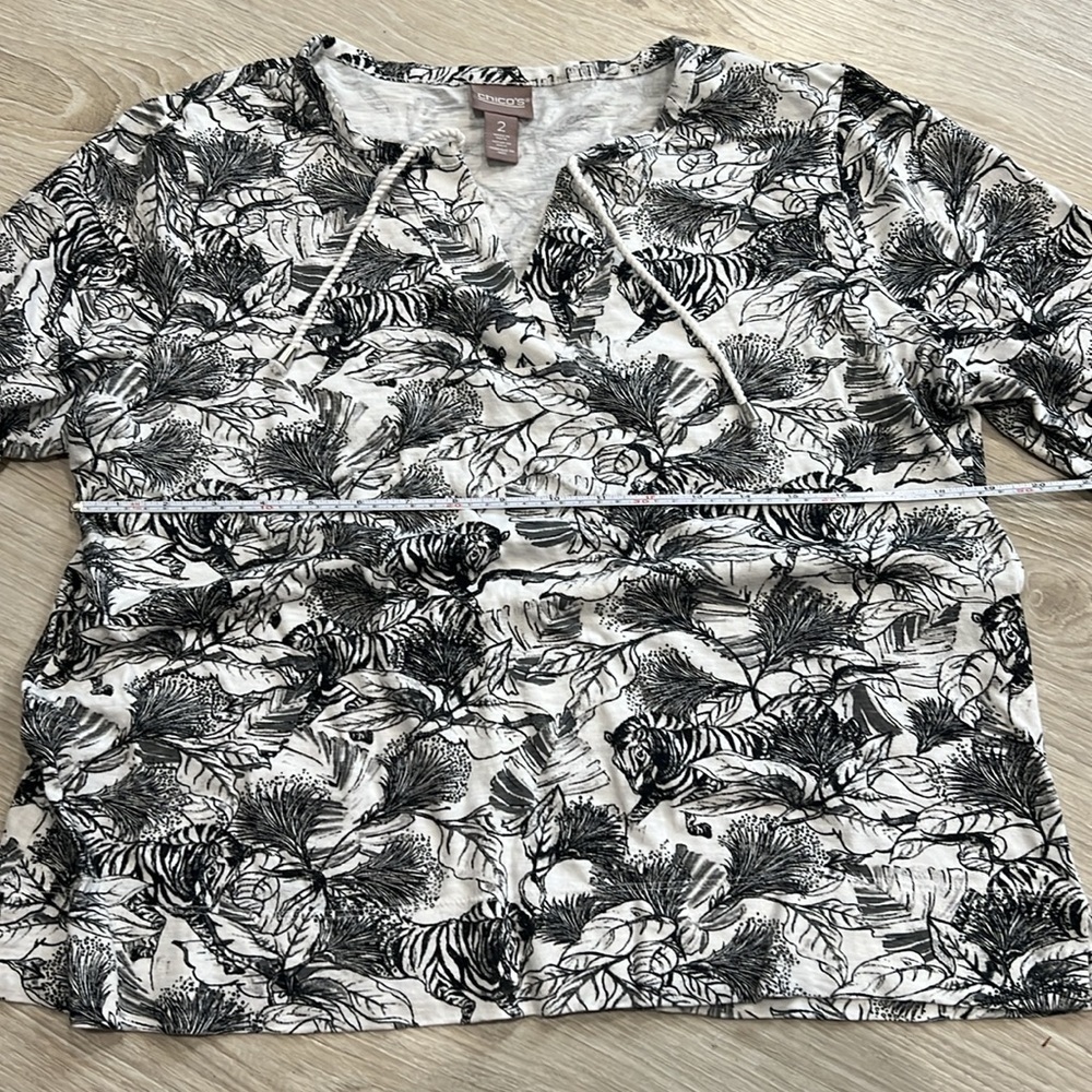Chico’s Black and White Patterned Top - Picture 5 of 6